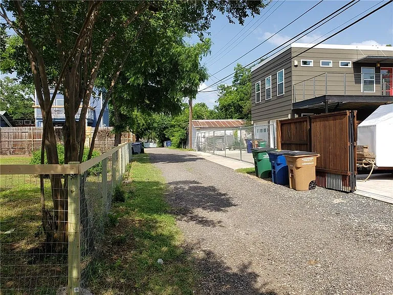 1405 Waller St — Photo 19