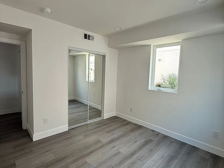 1150 W 38th St — Photo 13