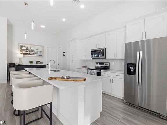 5th image of 105 SW 36th Pl