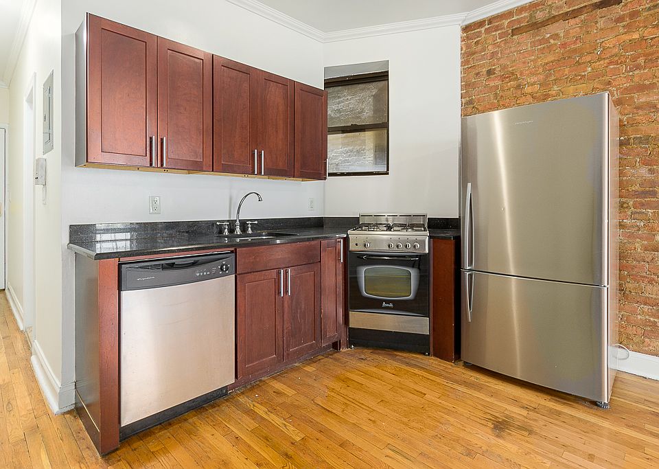 2nd image of 260 Saint James Pl APT 2D