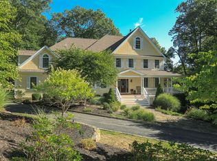 1370 Rustic Ridge Ct, Yorktown Heights, NY 10598