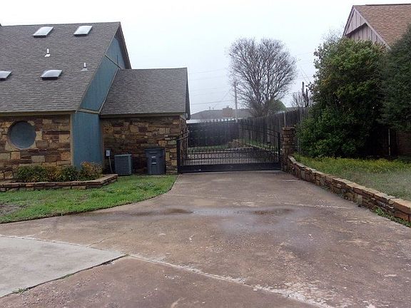 2nd image of 5013 SW Country Club Dr
