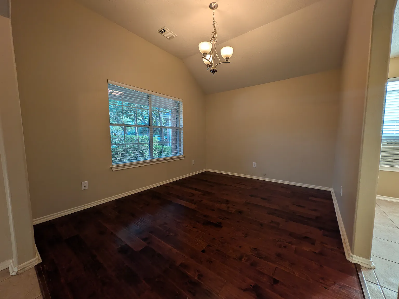 4 bed, 1876 sqft, $2,250 — Photo 2