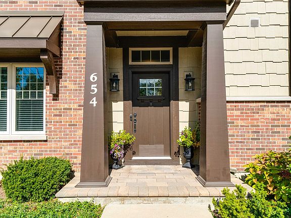 2nd image of 654 Parkside Ct