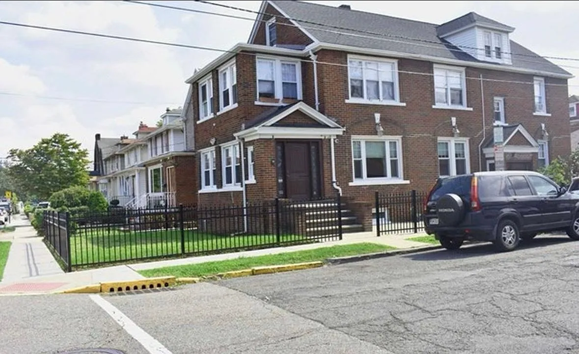 3 bed, 1.0 bath, $6,000 — Photo 1