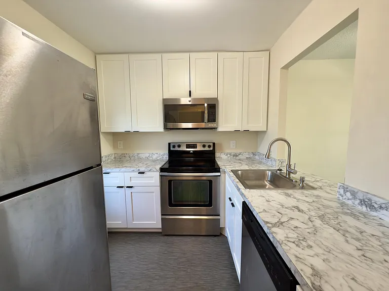 560 SE 2nd Ave — Photo 4