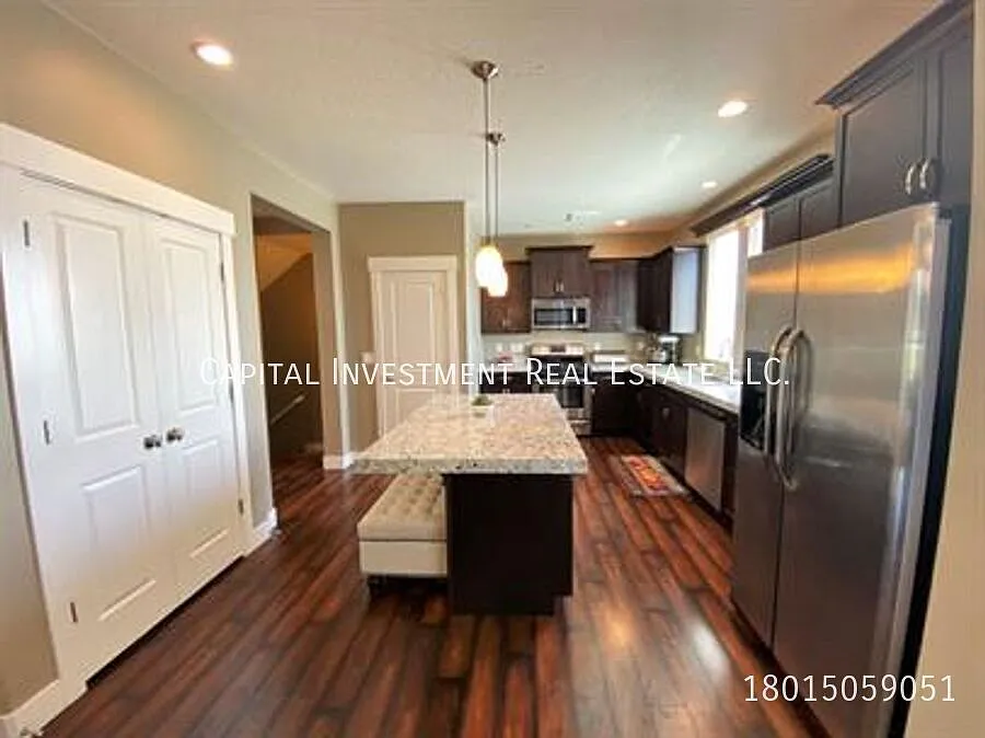 Daybreak townhome with all amenities included! — Photo 2