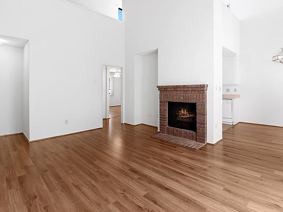 4th image of 1254 S Saltair Ave #202