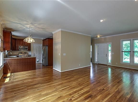 4th image of 212 Big Ben Ct