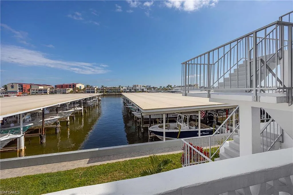 2 bed, 2.0 bath, 1350 sqft, $7,000 — Photo 3