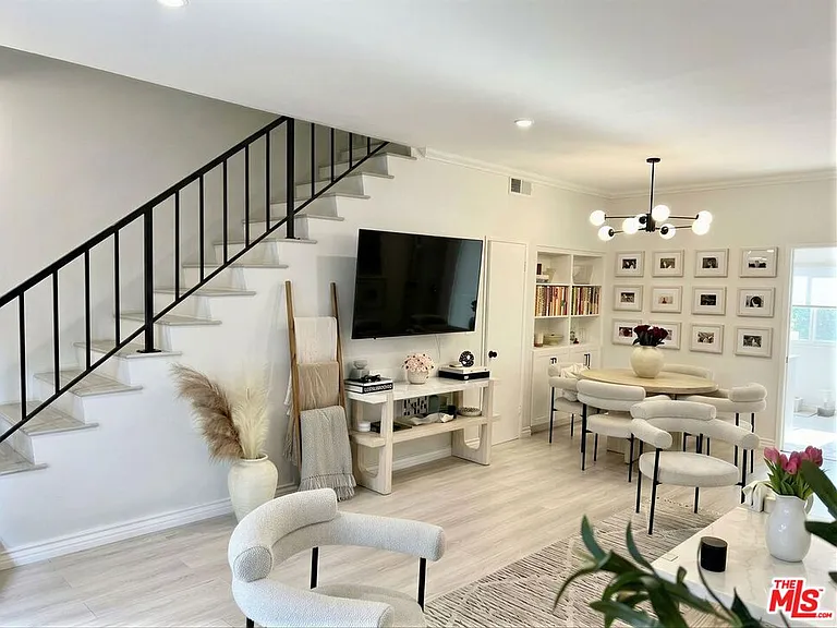 5139 Balboa Blvd #2 — Photo 2