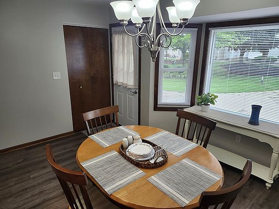 5th image of 1041 Village Ln