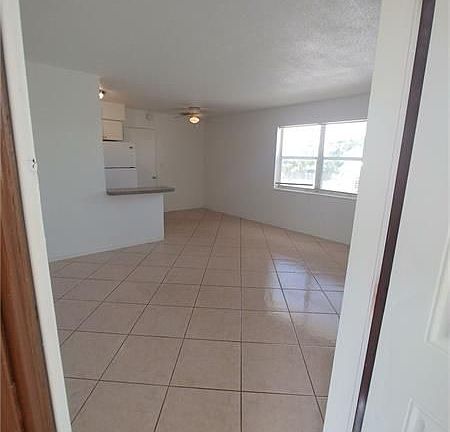 4th image of 1960 NE 48th St APT 12