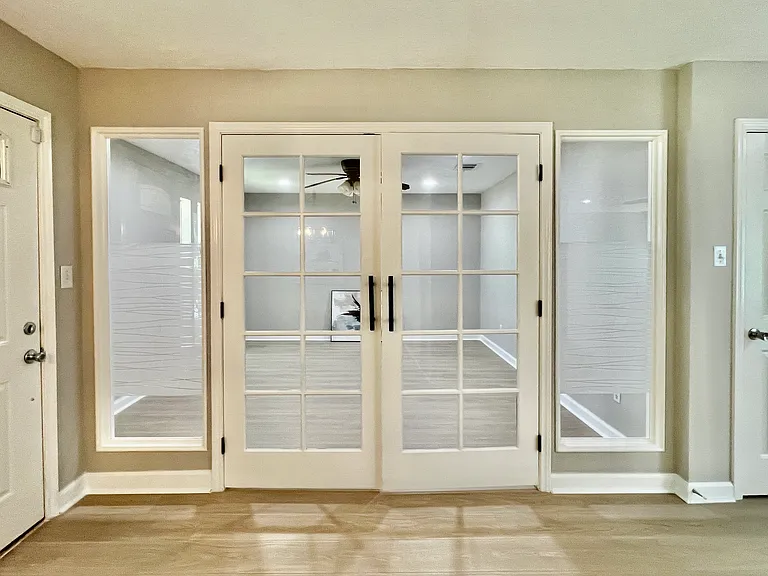 This huge room features beautiful French doors and offers endless possibilities, ideal as a private workspace, a creative studio, or a spacious playroom for kids. With its generous size & natural light, it's a versatile space that adapts to your needs.