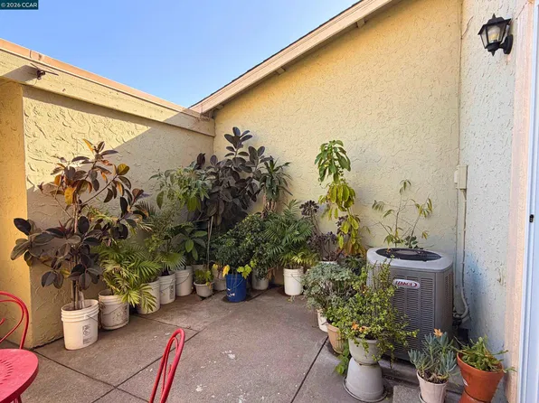 61 Meadowbrook Cir, Pittsburg, CA 94565