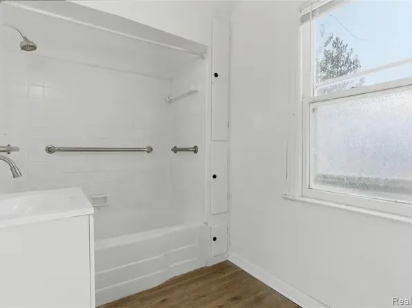 20310 E Eight Mile Rd, Harper Woods, MI 48225