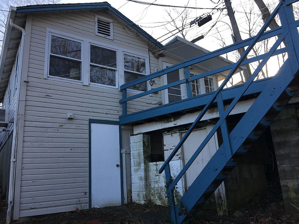 Looking up from beachwalk