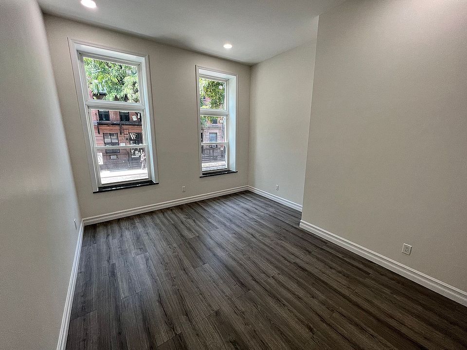 1st image of 451 W 50th St Lowr 1