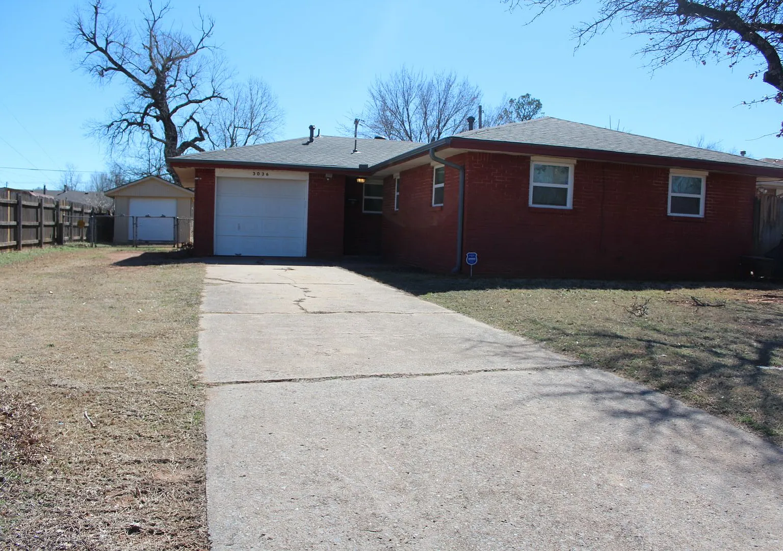 Attached & Detached Garages — Photo 1
