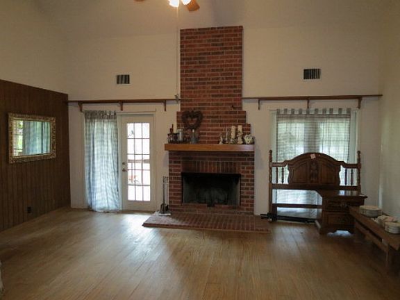2nd image of 107 Twin Lake Cir