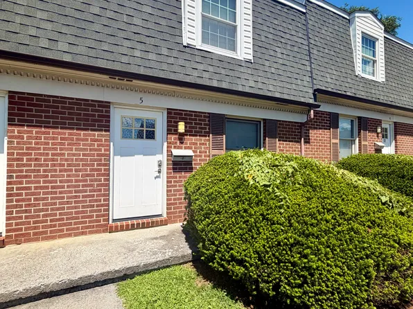 5 Raleigh Ct, Winchester, VA 22601