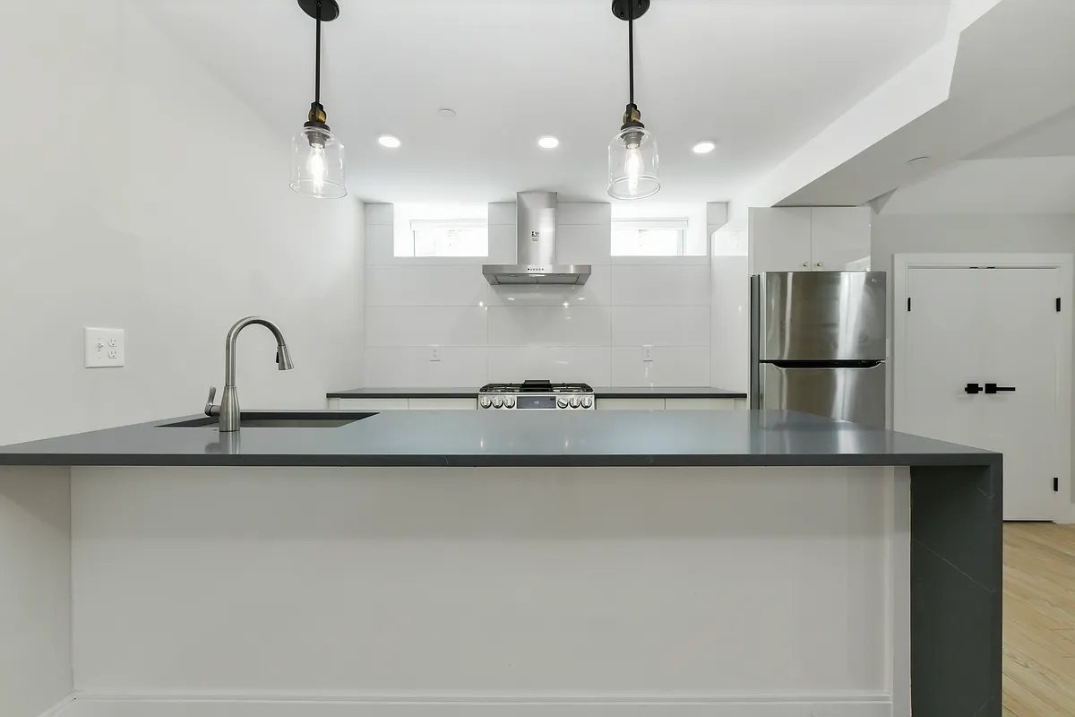 Building Photo - 206 Everett St #1