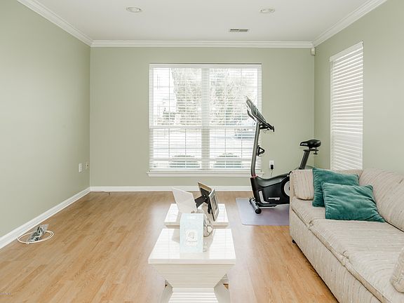 5th image of 15 Sunningdale Cir