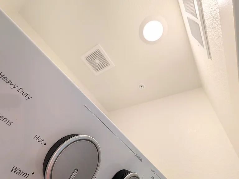 Equipped with a ventilation fan and light, it ensures a dry and fresh environment.