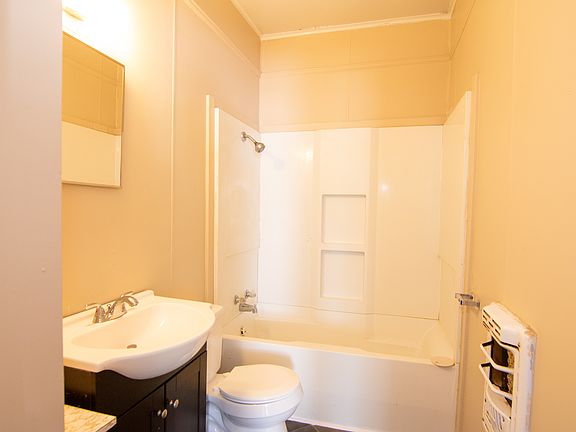 815-17TH-STREET-bathroom1