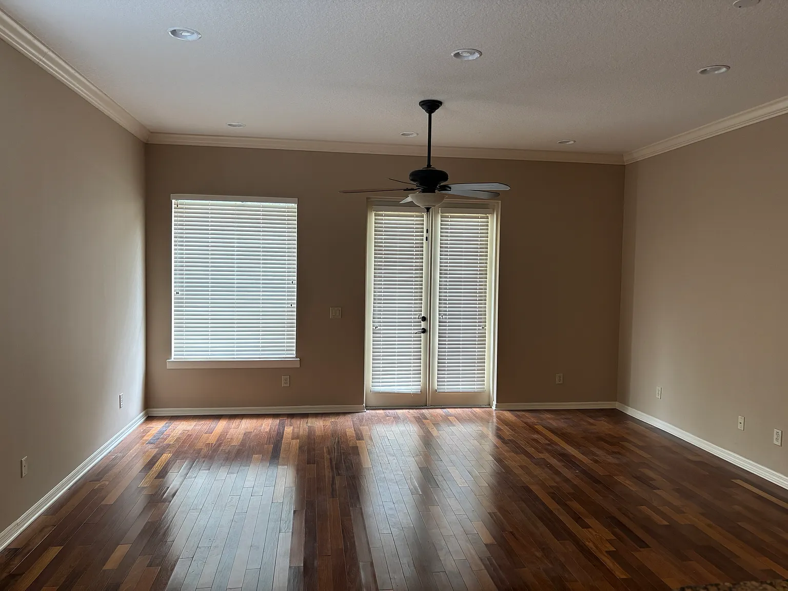 126 E Esther St — Photo 4