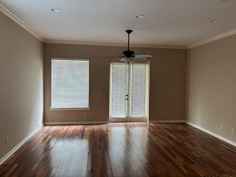 126 E Esther St — Photo 4