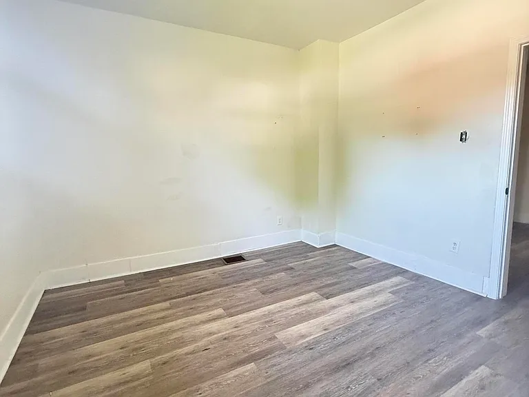 1120 Weller Ave — Photo 5