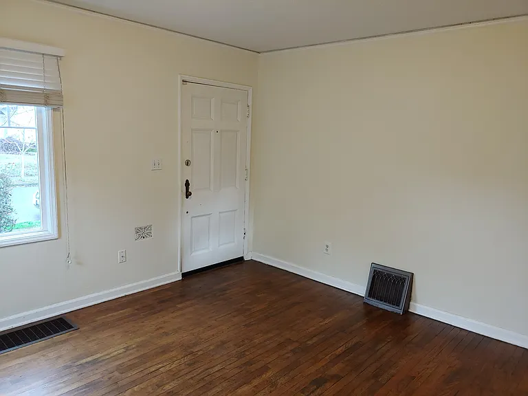 1002 N Watts St — Photo 3