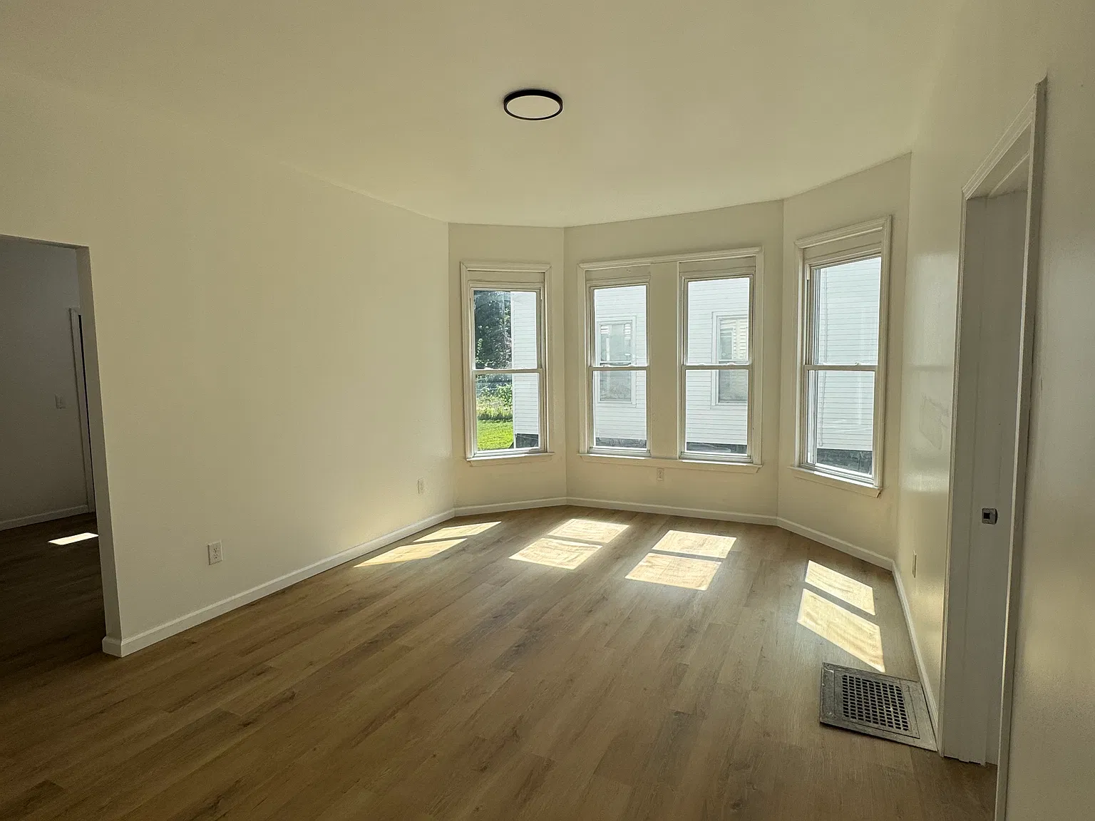 3 bed, 1000 sqft, $2,300 — Photo 3