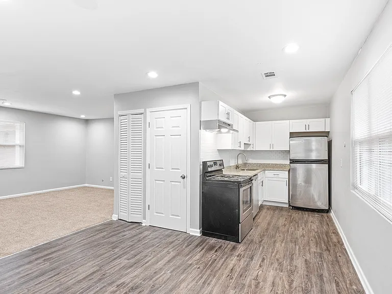 Georgian Oaks Apartments — Photo 7