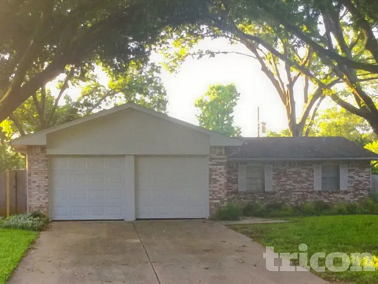 1803 Westcrest Dr — Photo 4