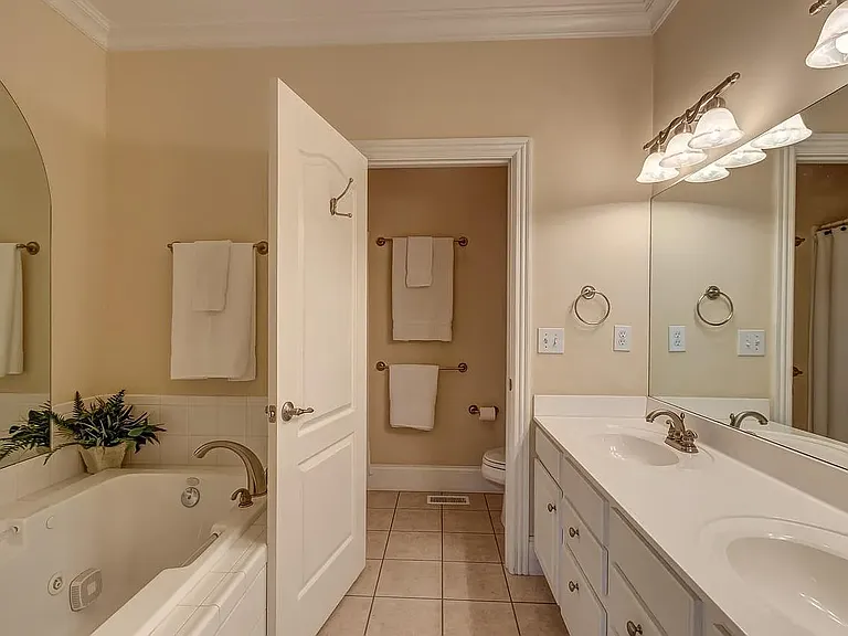 909 Village Green Ave — Photo 17