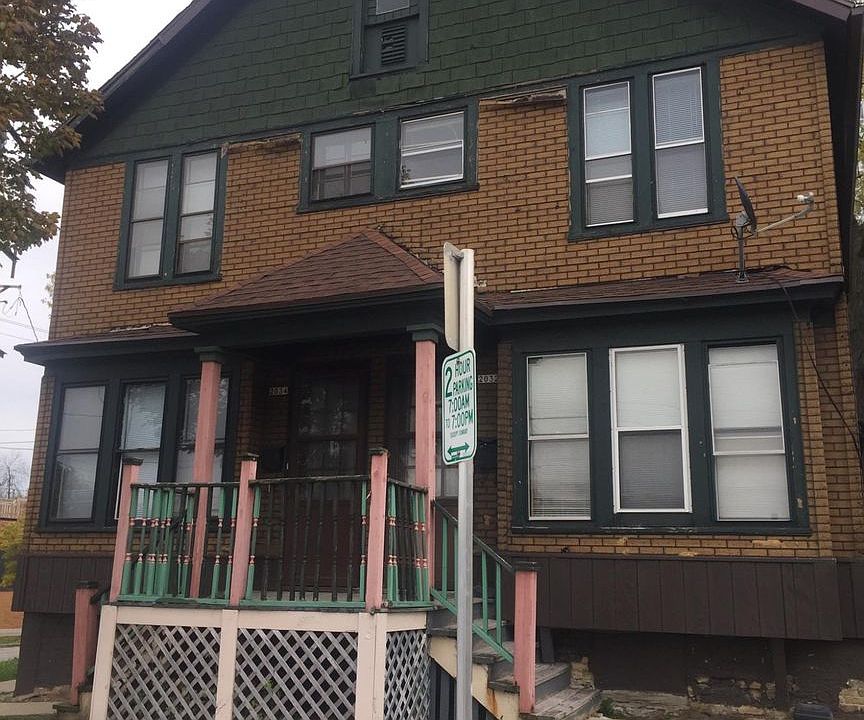 2nd image of 2032 N Farwell Ave #2034