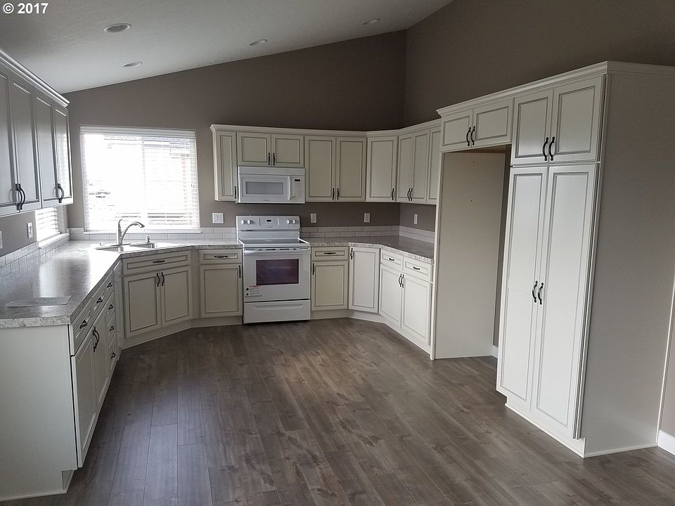 2nd image of 300 SW Cottonwood Dr