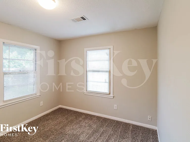 1108 W Camp Cir — Photo 12