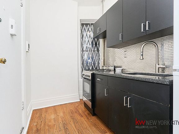 3rd image of 120 Macdougal St APT 2