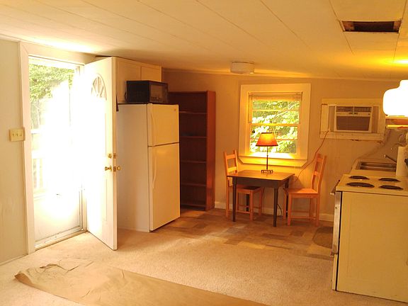 Full kitchen off of L.room