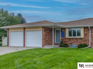 1042 Daybreak Cir, Lincoln, NE 68505