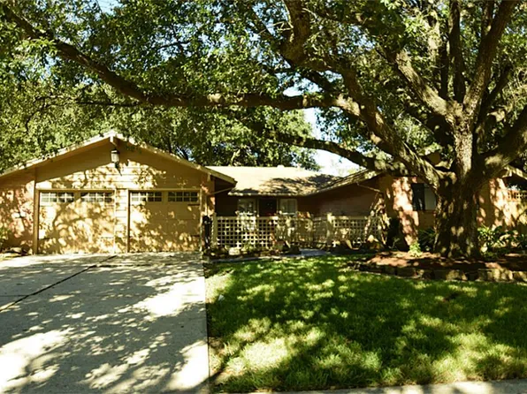 203 Cedar Ln, Seabrook, TX 77586