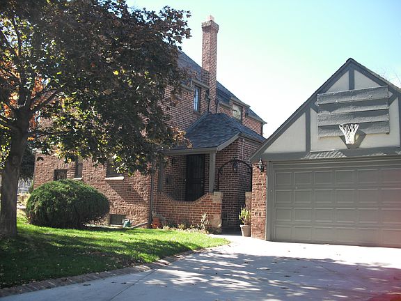 Brick-Lined Driveway+2 Car G