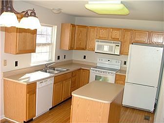 Eat-in Kitchen w/ Center Island
