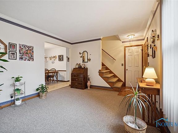 5th image of 113 Rossway Ave