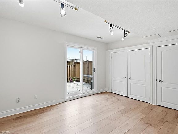5th image of 985 Limeridge Rd E #25