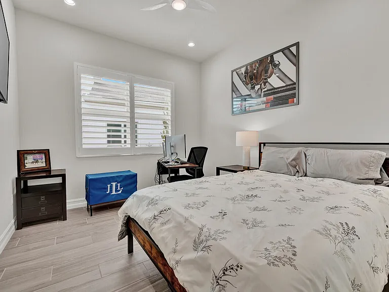 138 SE Palma St — Photo 33