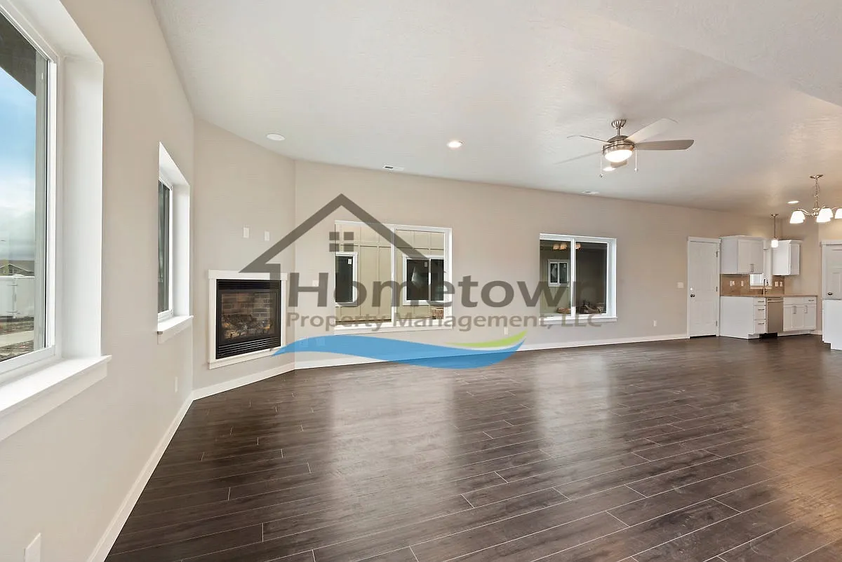 Very Nice Craftsman 3 Bedroom 2.5 Bathroom Home in Crown Pointe Estates, Post Falls! — Photo 4